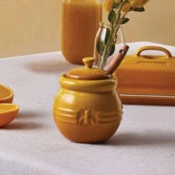 Le Creuset Honingpot Met Spatel Aardewerk Nectar -Beste Keukenseries Winkel le creuset honingpot met spatel aardewerk nectar 1